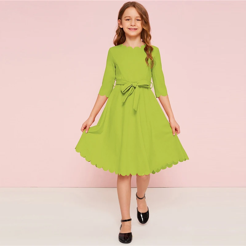 SHEIN Kiddie/однотонное праздничное платье с зубчатым подолом для девочек с поясом, г., летние детские платья с высокой талией, милое ТРАПЕЦИЕВИДНОЕ расклешенное платье до колена