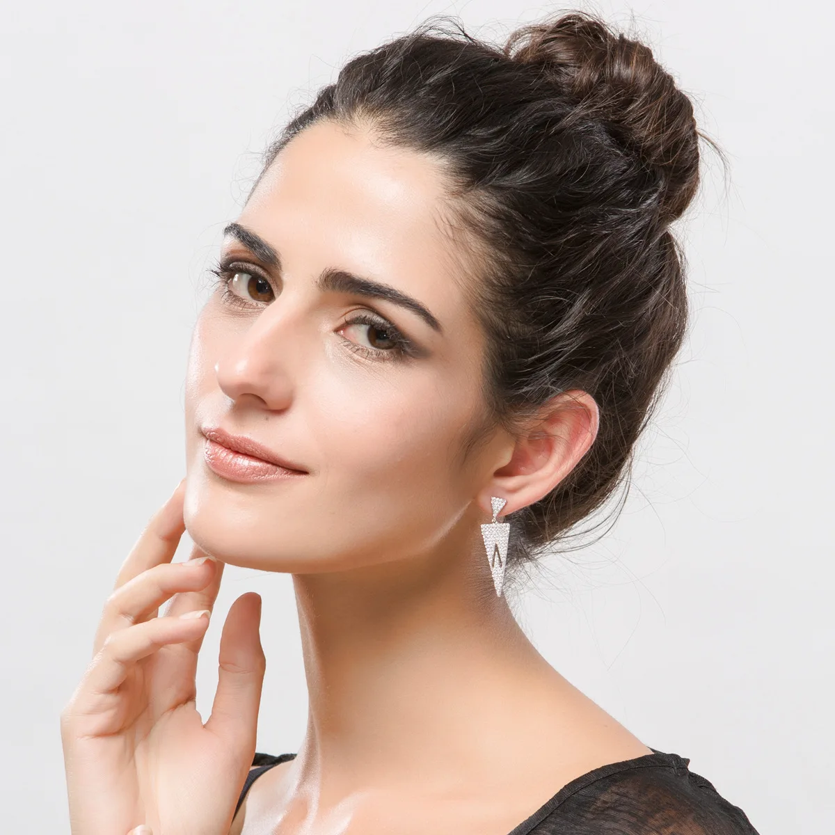 Длинные серьги-подвески с фианитами класса ААА геометрические треугольные