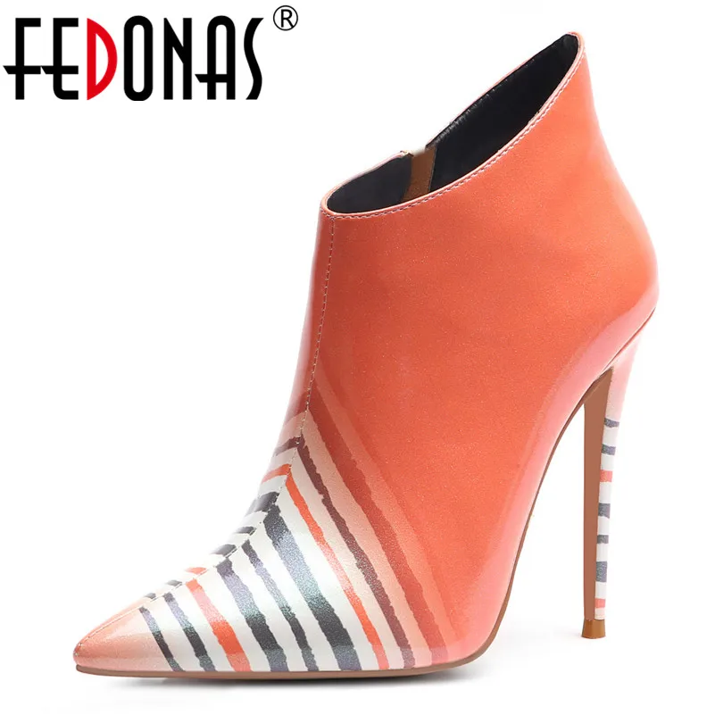 Женские ботильоны FEDONAS Черные из лакированной кожи с принтом острым носком на