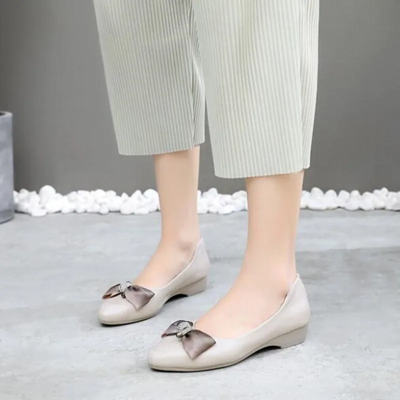 

Plus Size Shoes Woman Flats 2019 New Autumn Pointed Bow Rhinestone Genuine Leather Shoes Women Fashion Shoes Casual Flat Shoes