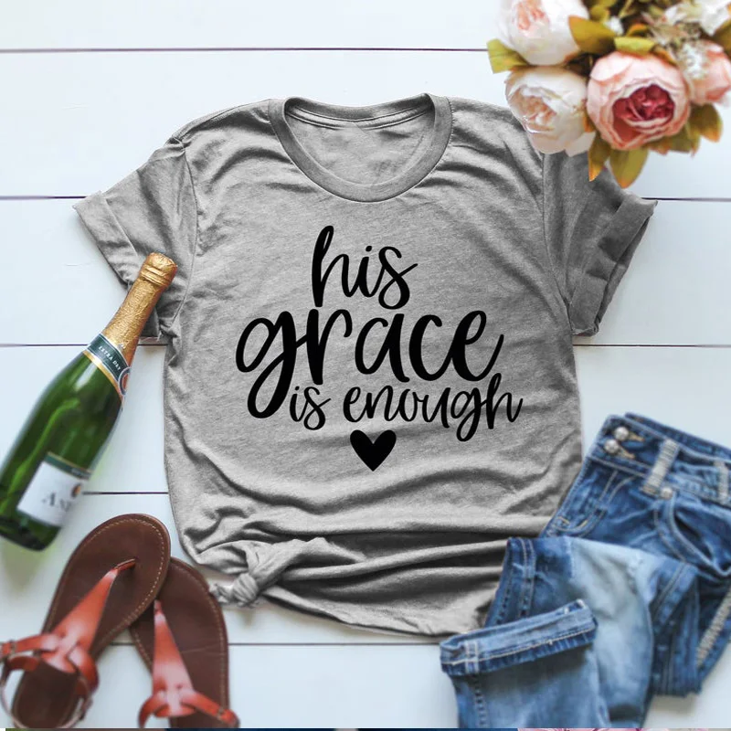 Женская футболка с изящными рисунками His Grace Is достаточная Футболка женская вера