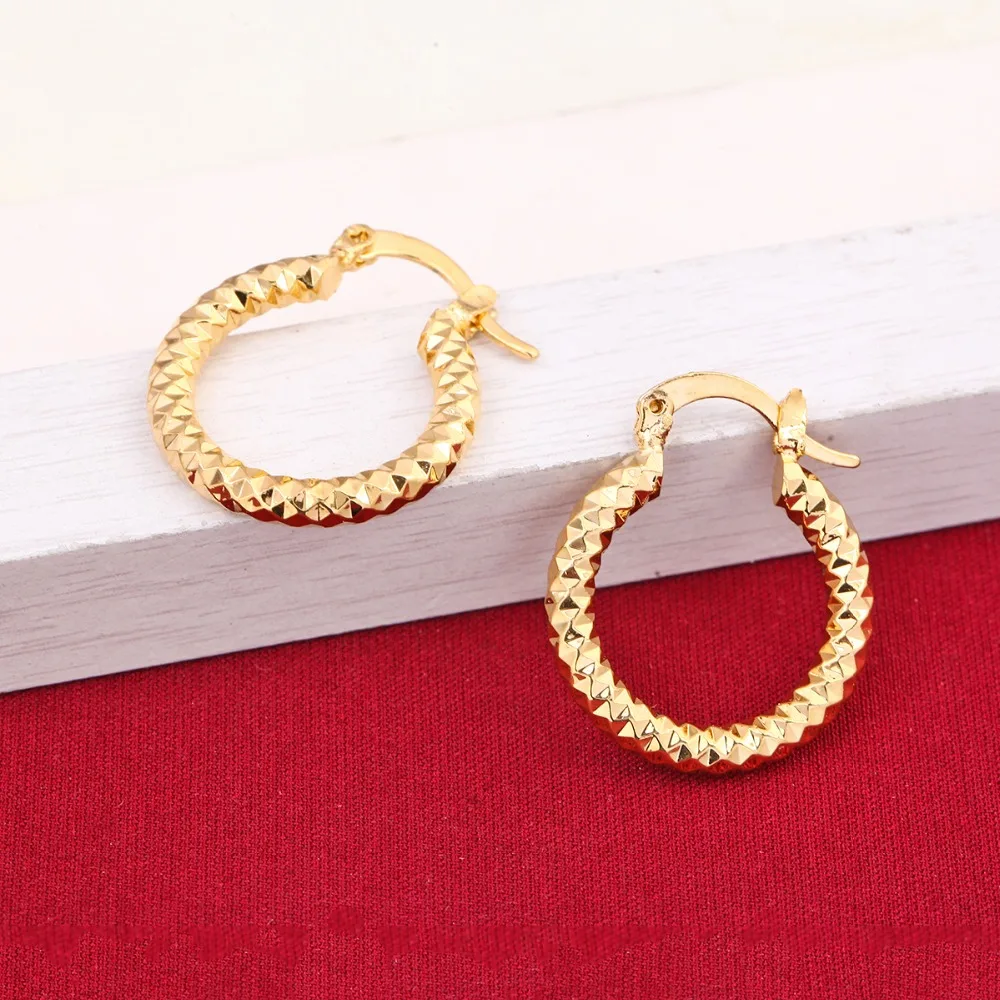 Женские серьги кольца золотого цвета свадебные с желтыми волнистыми отверстиями