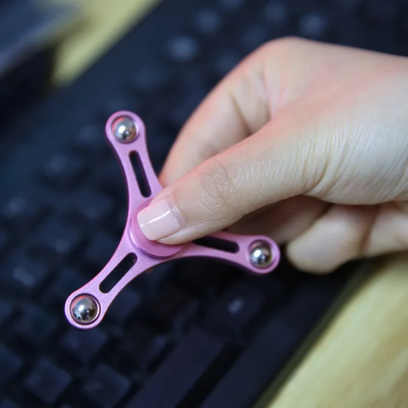 Изысканный Алюминий сплава выдалбливают triang палец блесны Непоседа EDC руки для