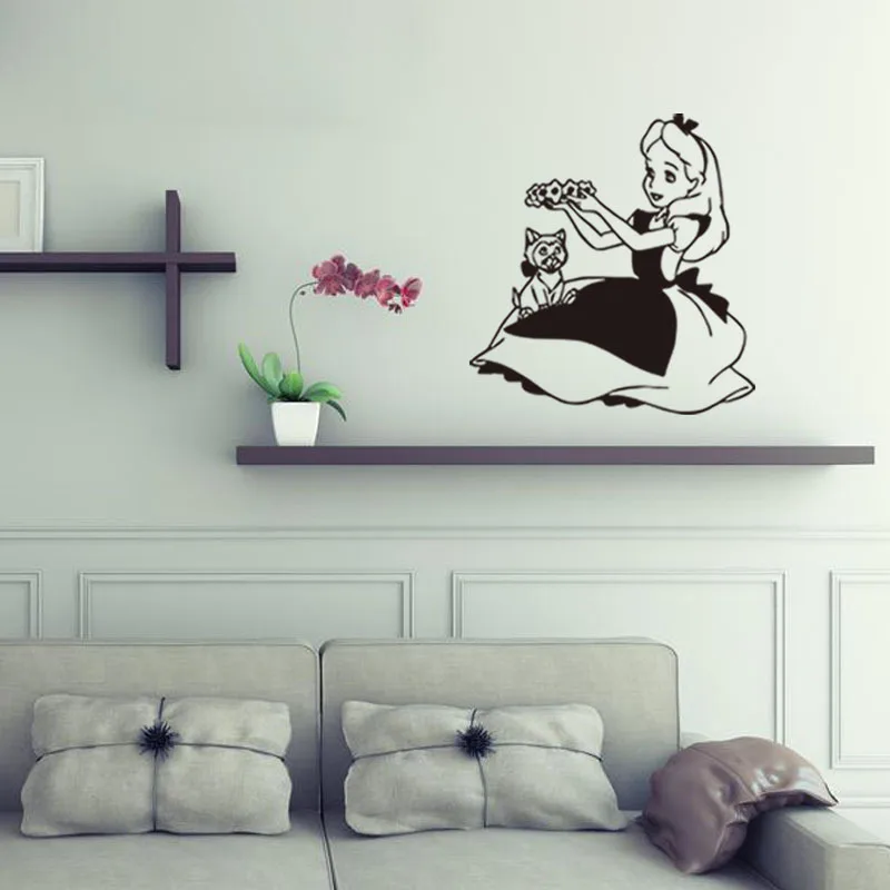 Виниловая наклейка на стену с изображением Белоснежки и маленькой кошки декор