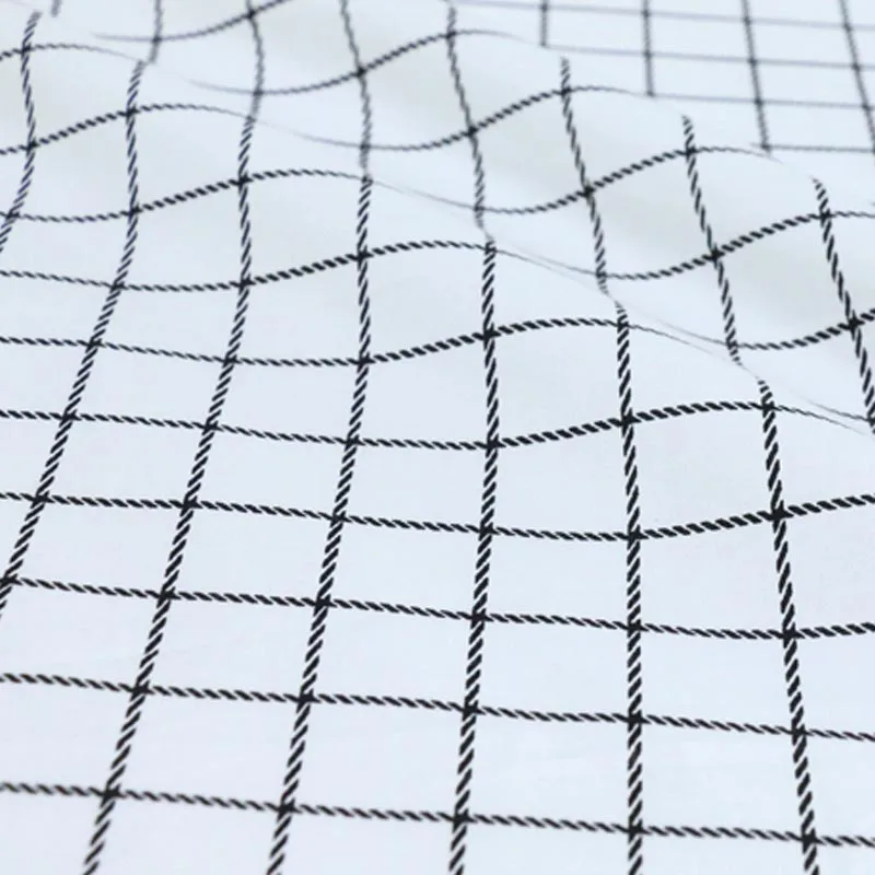 Саржевая ткань из 100% хлопка черно белая с геометрическим рисунком и линейной