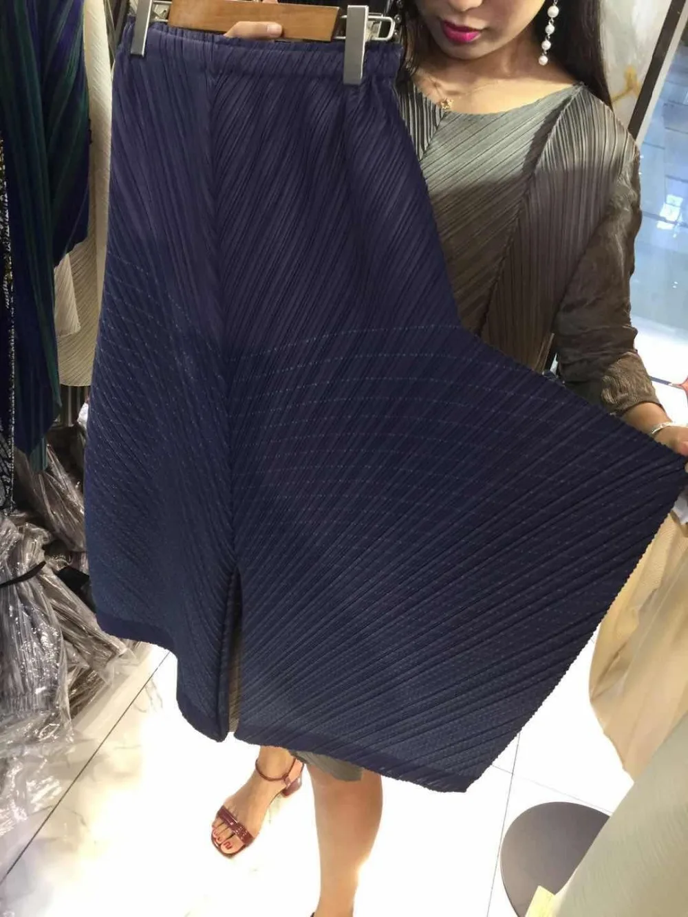 Miyake/ стиль; футболка с треугольным вырезом и рукавом три четверти в складку; брюки; два предмета;