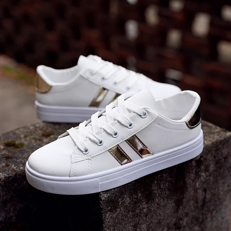 Женские кожаные туфли на толстой подошве белые однотонные шнуровке весна