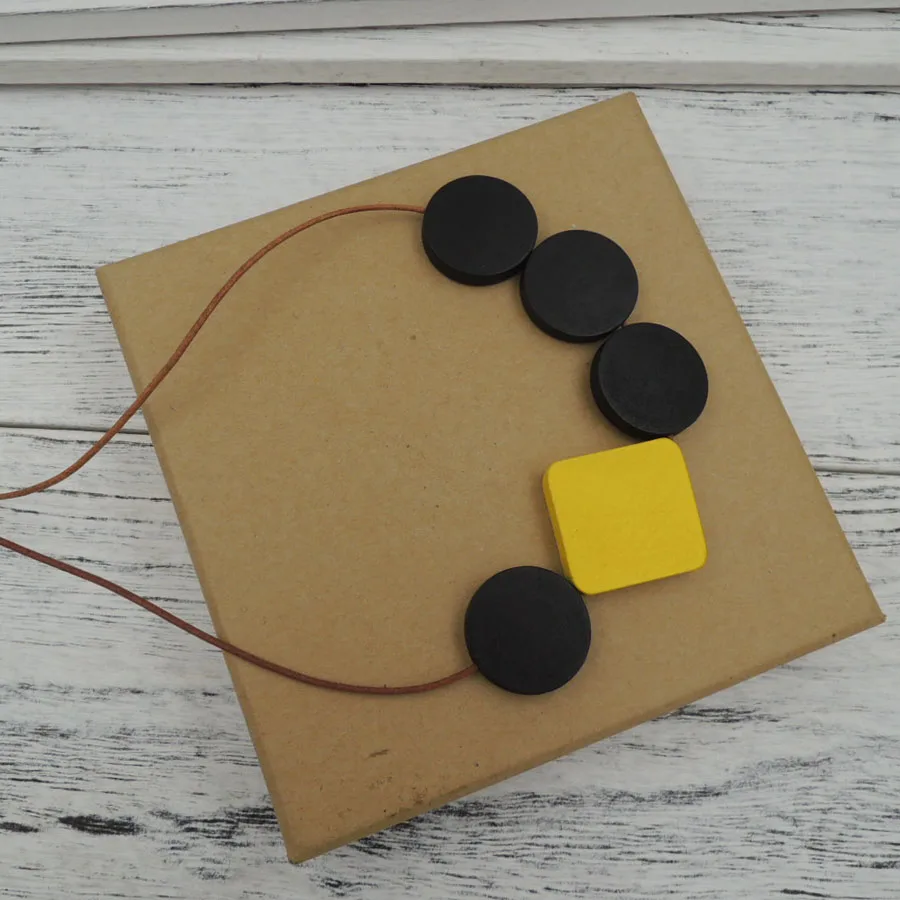 Женское геометрическое ожерелье с подвеской из дерева минималистичное