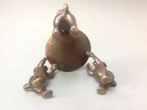 Продуманные китайские старые медные подсвечники с тремя статуями