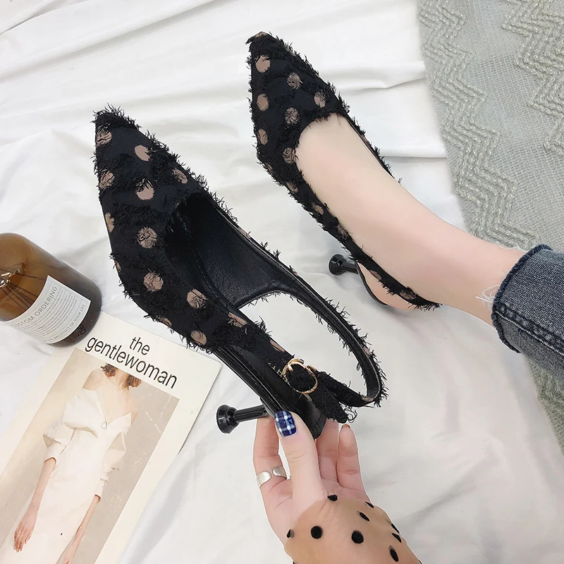 Черные и белые босоножки в горошек с пряжкой женские летние туфли острым носком