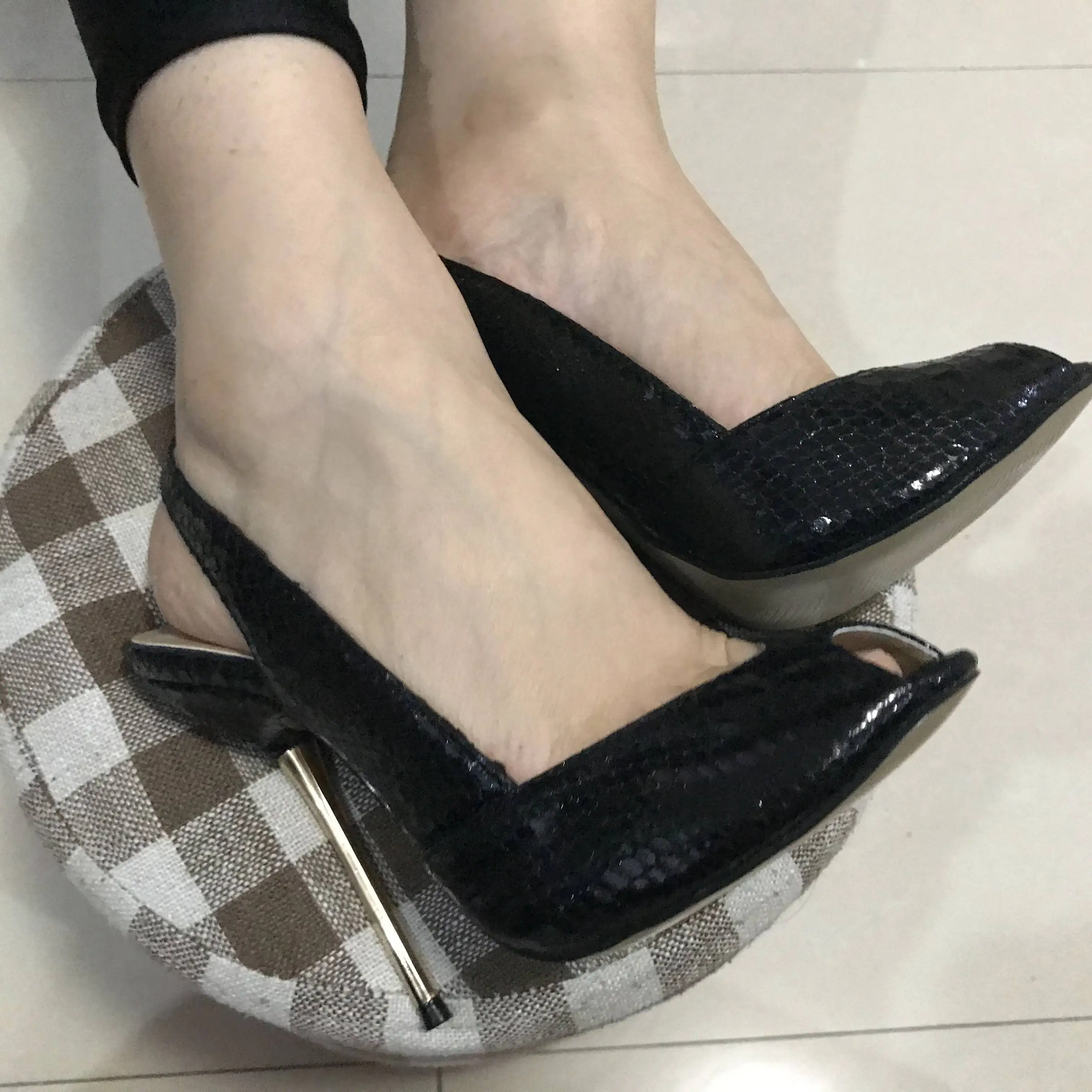 CHMILE CHAU/пикантные женские модельные туфли-лодочки для вечеринок; женские туфли с открытым носком на шпильке с ремешком на пятке; Escarpins Talons Femmes; 3845-g11
