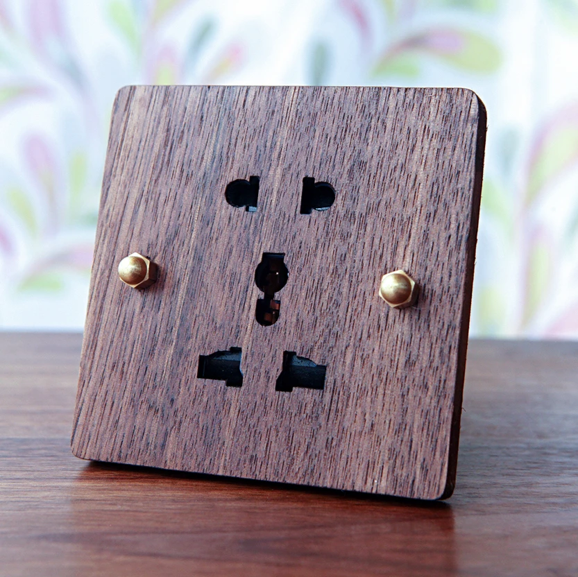 Настенная розетка из дерева с пятью отверстиями универсальная типа 86 |