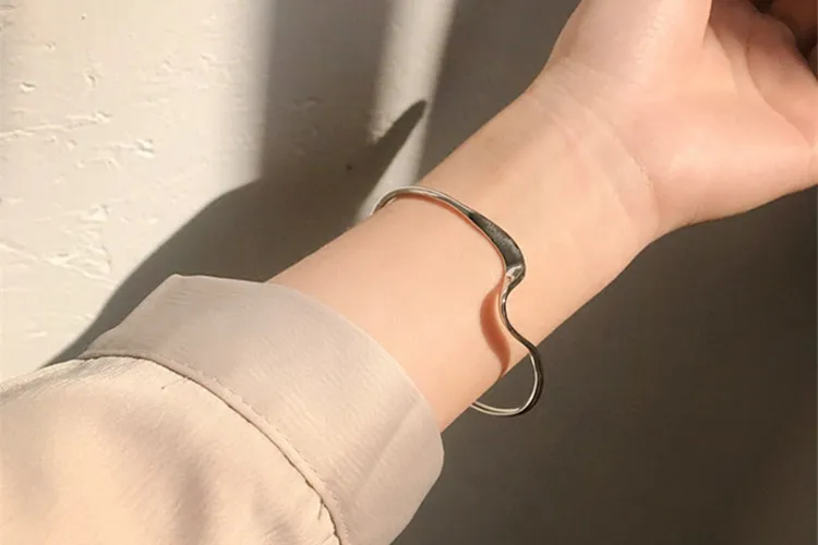 Pulseiras простой и благородный браслет, модный минималистичный волнистый браслет, женские вечерние ювелирные изделия, аксессуары