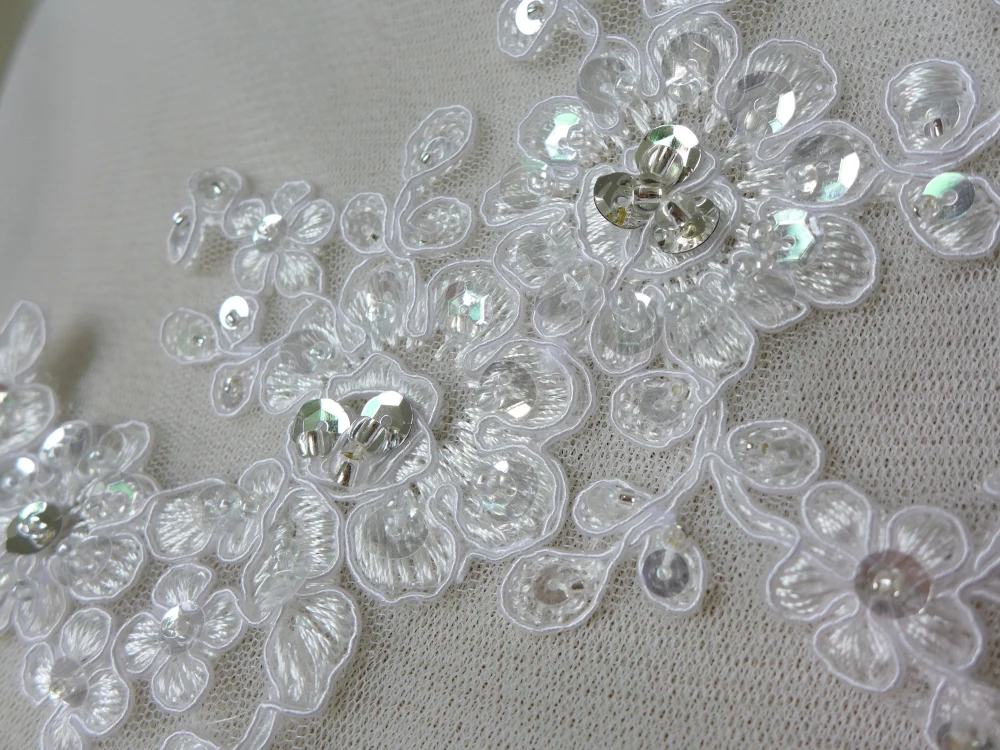 Одна деталь Алансон белого цвета и слоновой кости бисера блестками аппликация