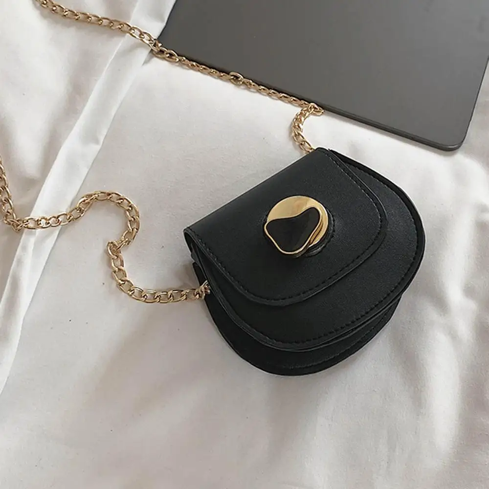 Женская маленькая сумка мессенджер с цепочкой через плечо белая/черная седло