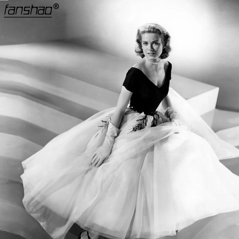 Винтажное вечернее платье с открытыми плечами длиной ниже колена изящное Белое и