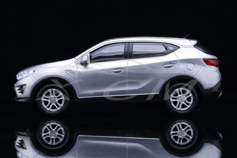 Литая модель автомобиля Soueast Motor DX7 SUV 1:43 (серебристый) имеет фары которые могут