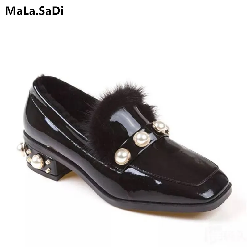 

Новинка; модная Высококачественная женская обувь из лакированной кожи; Теплая Повседневная обувь с мехом внутри; лаконичные лоферы на плос...