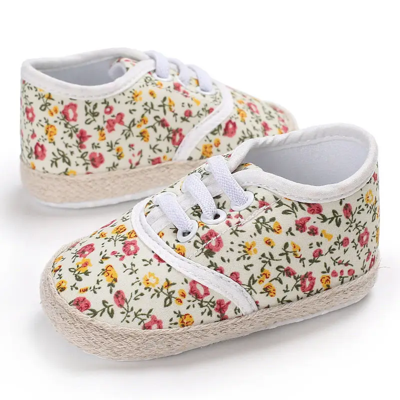 Детская обувь для девочек; Chaussure Infant; пинетки для новорожденных; спортивные кроссовки с цветочным узором для малышей; ботинки с сердцем для девочек; Sapatinhos bebe Sapatos
