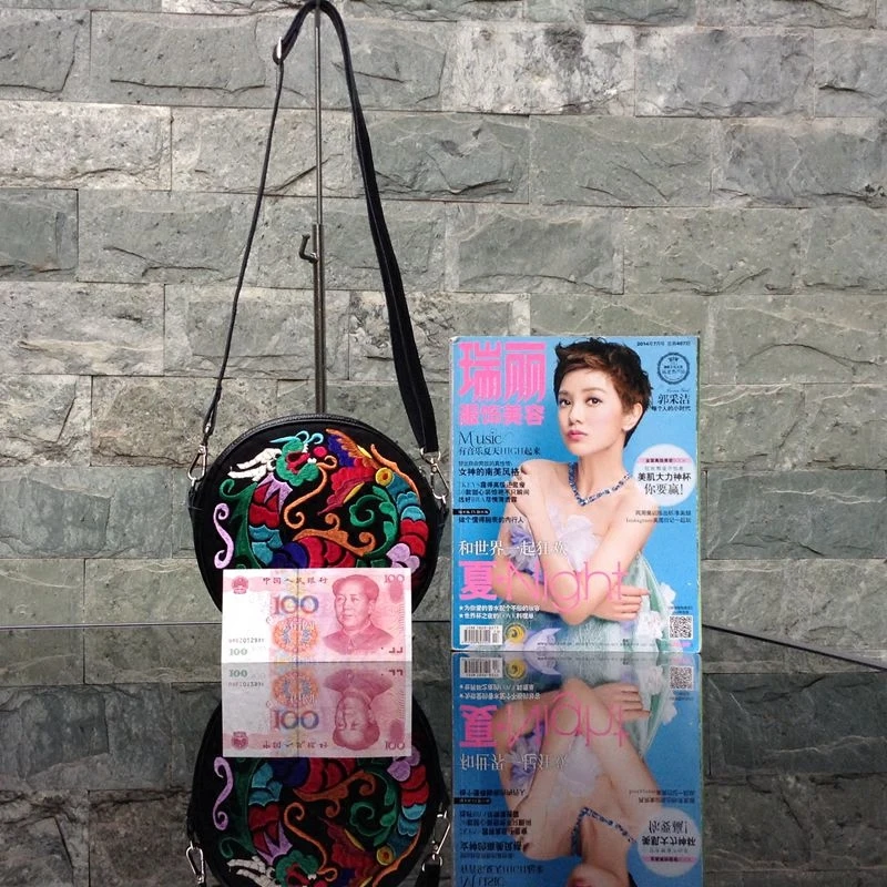 Круглая кожаная сумка через плечо с вышивкой в этническом стиле женская