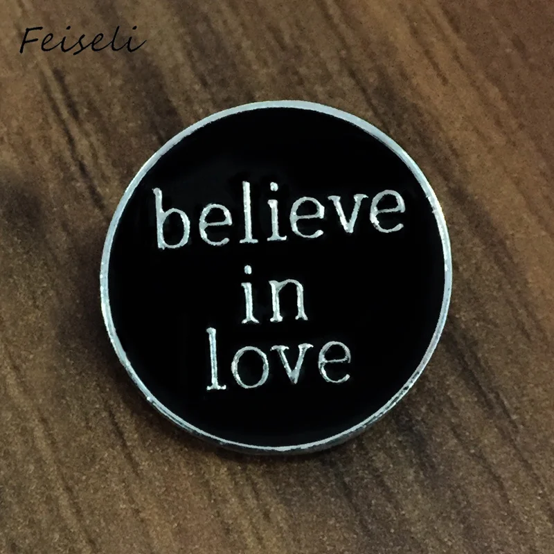 Металлическая брошь Feiseli черная с надписью Believe In Love Never Give Up модный воротник
