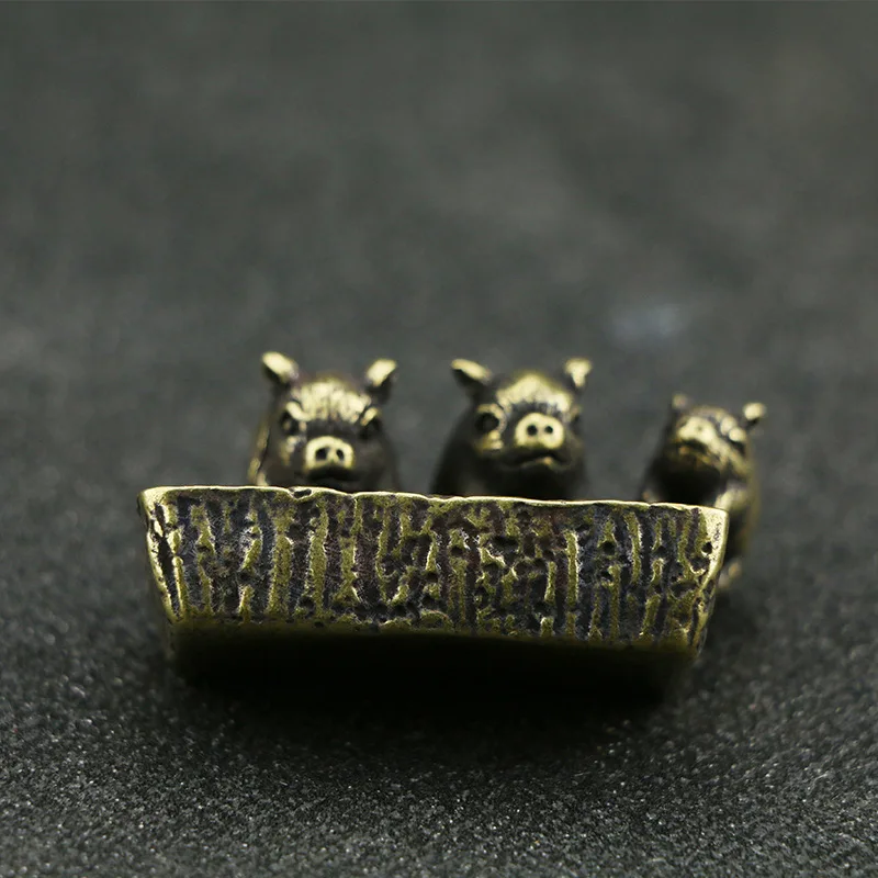 Миниатюрная симпатичная латунная статуя в стиле ретро с 3 кормящими свиньями
