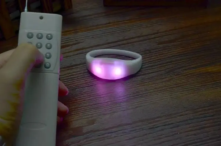 Браслеты со светодиодной вспышкой меняющие цвет RGB с пультом дистанционного