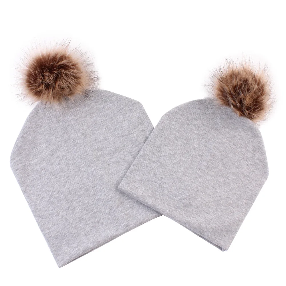 Семейная шапка для мамы и ребенка бини с помпоном из меха норки зимняя теплая
