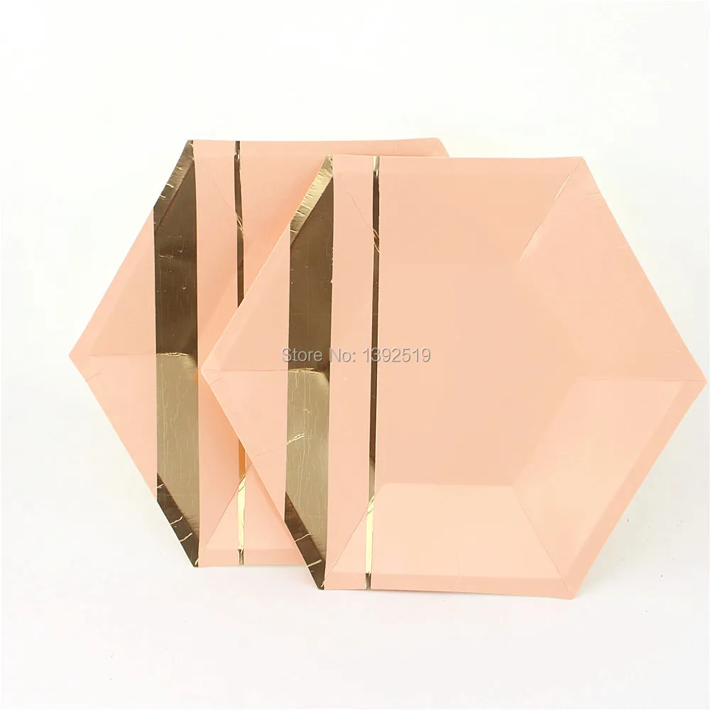 Розовые румяна и искусственное обеденное шестигранное блюдо из фольги свадебный