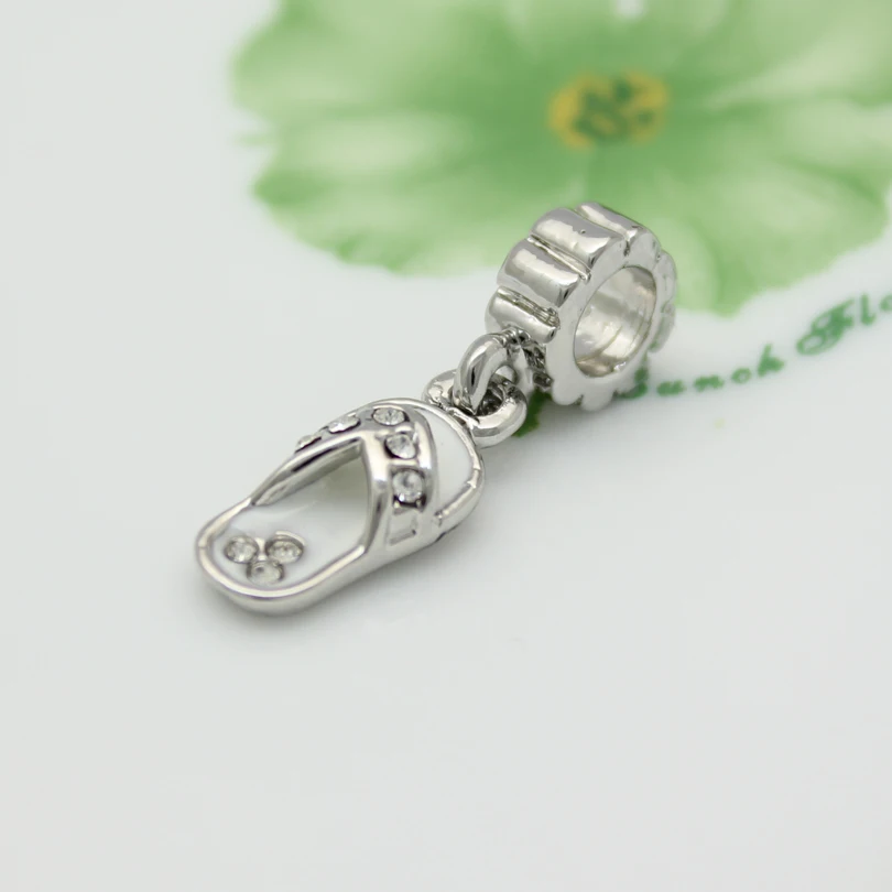 Белый. Красный. Зеленые пляжные сандалии очаровательные европейские бусы