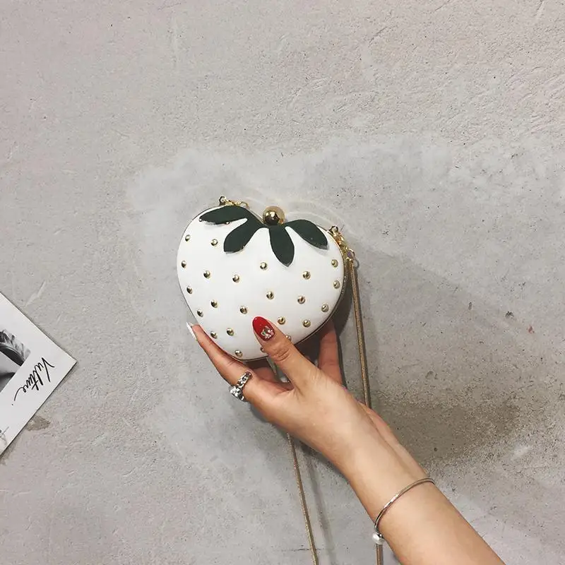 Кошельки для монет с цепочкой, красные женские уличные Сумки из искусственной кожи, женские сумочки в горошек, кошелек в консервативном стиле, ежедневный подарок для девочки с клубничкой, Bolso - Цвет: Белый