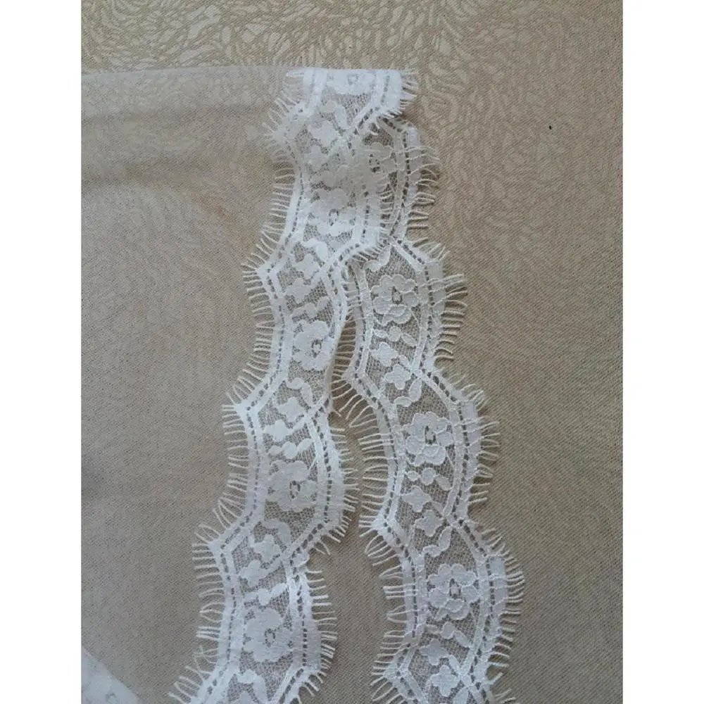 Однослойная свадебная фата элегантная белая короткая с кружевными краями летняя