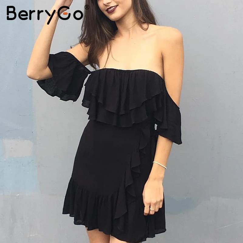 Женское Короткое платье на молнии BerryGo черное кружевное с открытыми плечами и