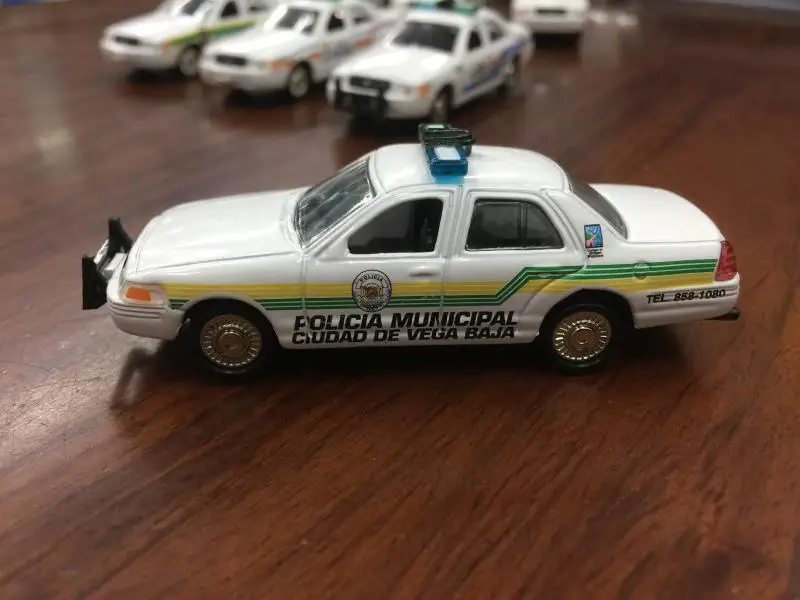 Премиум литой металлический сплав 1: 64 Crown Victoria 2002 Ford Crown Victoria модель полицейской машины игрушка