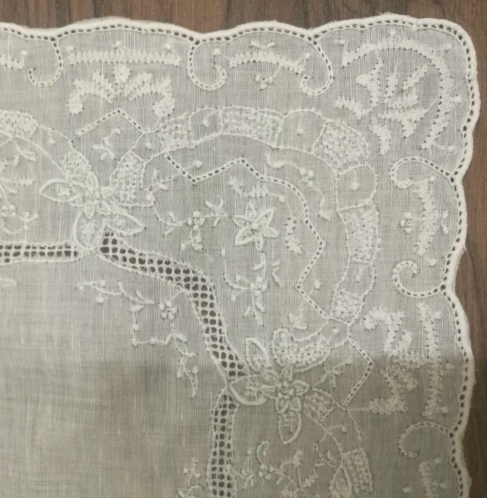 

2PCS/Lot Novelty Women's Handkerchiefs 11.5x11.5"White Linen Handkerchief Embroidered Vintage Floral Hankies Hanky For Bride