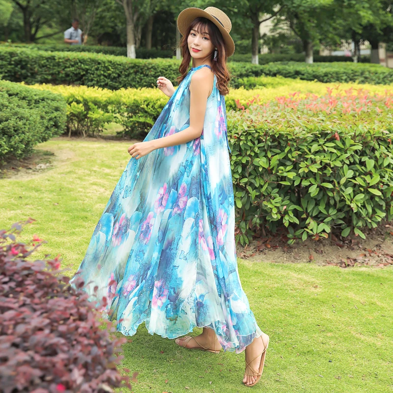 Летнее пляжное платье макси голубого цвета в богемном стиле с цветочным рисунком