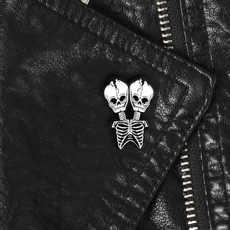 Пара копыт соединенная с белой брошка в виде косточки кожаные аксессуары для