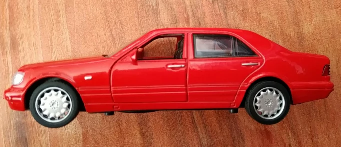 E Высокая имитация 1:32 Масштаб 1993 классический W140 сплав литья под давлением модель автомобиля вытяжной задний светильник коллекция звуковых игрушек - Цвет: E