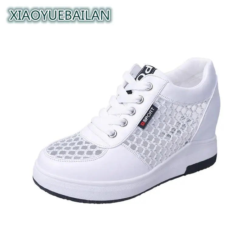 Новое лето 2017. Сетчатая вентиляция лица. Увеличено. Белая подошва обуви. Шнуровка