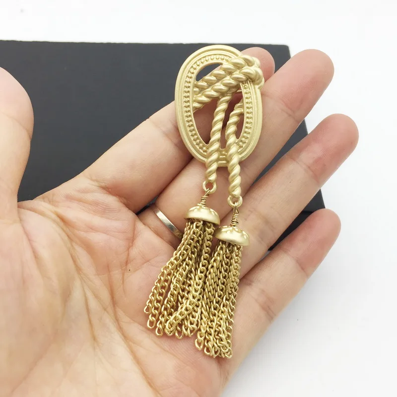 F.J4Z New Fashion Trending Tassel Pendant Pins Matted Gold Color Pattern Women Brooch Jewelry for Coats Bijoux | Украшения и