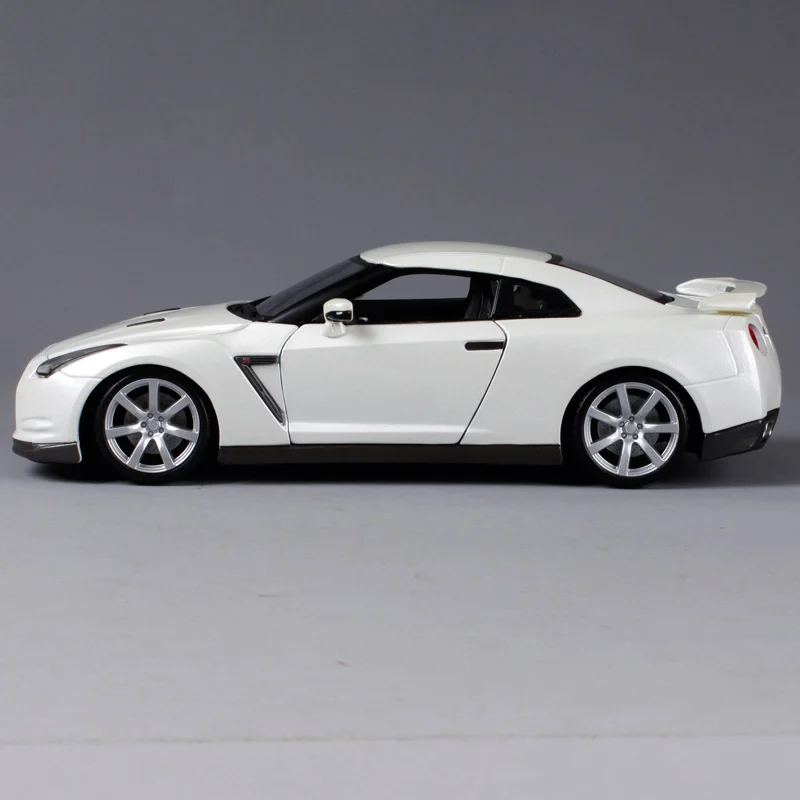 Bburago 1:18 2009 Nissan GT R спортивный автомобиль литой модельный игрушка Новый в коробке