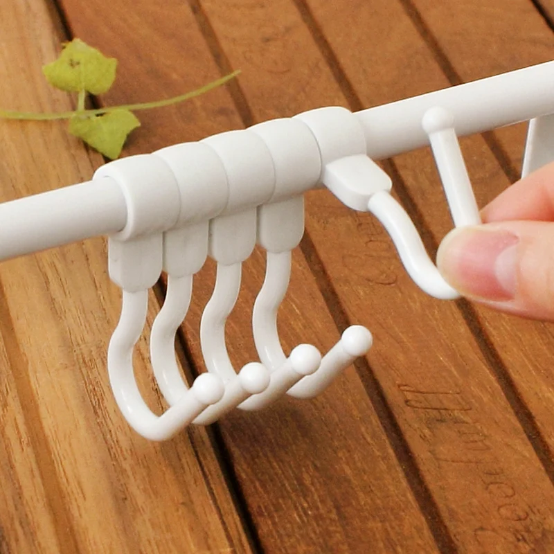 Пластиковая роликовая вешалка для туалетной бумаги приклеиваемая на доске