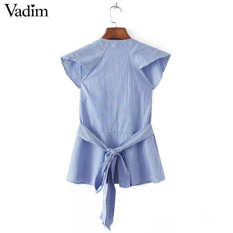 Женская блузка с коротким рукавом в полоску треугольным вырезом и поясом