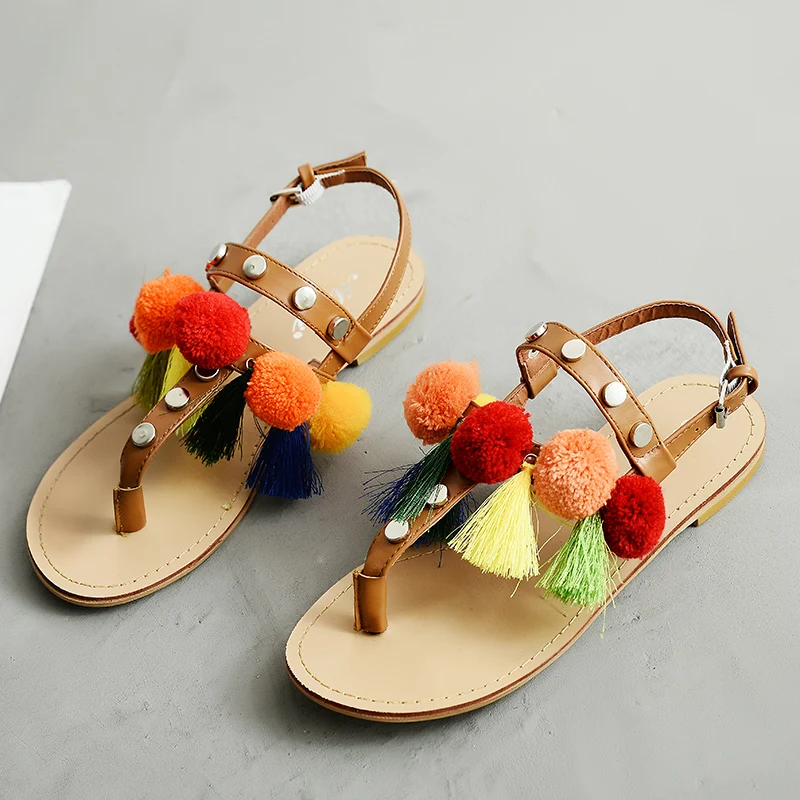 Женские туфли ярких цветов с меховыми помпонами Летние на плоской подошве