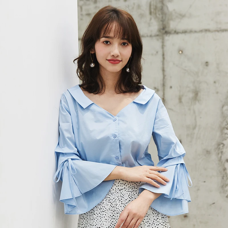 Женская блузка AOLI с рукавами-фонариками треугольным вырезом синего и белого