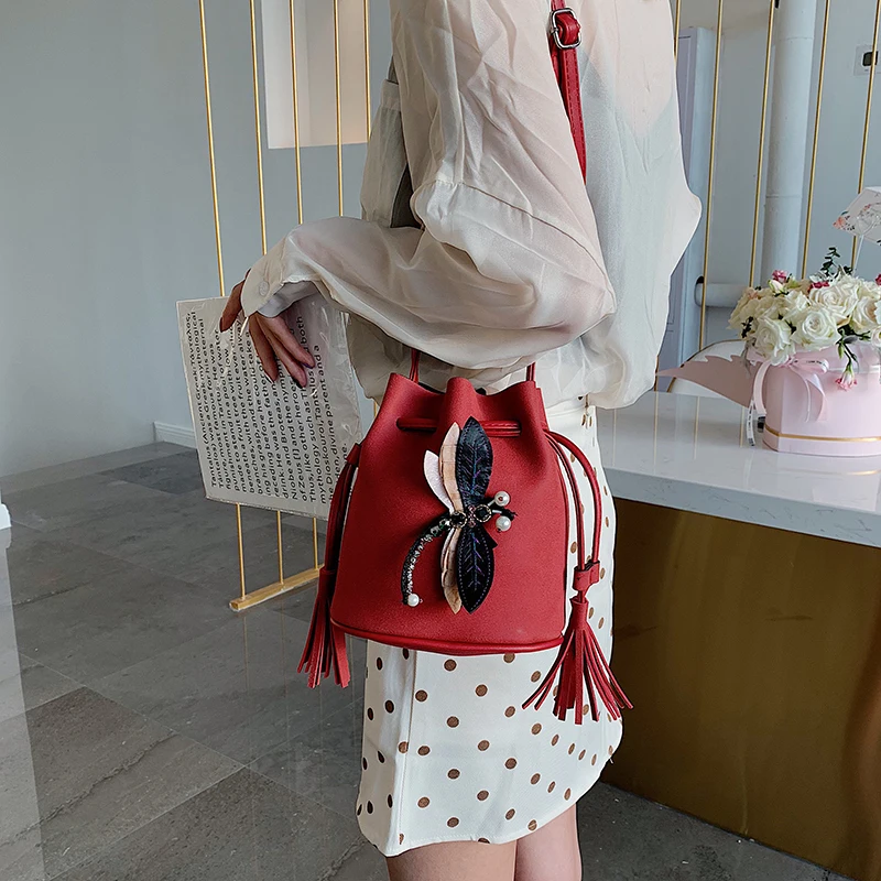 Женская сумка через плечо из искусственной кожи с цепочкой в виде стрекозы |