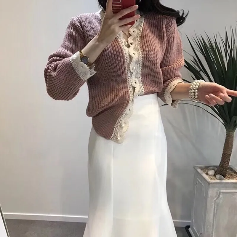 Женский трикотажный кардиган TWOTWINSTYLE осенний белый лоскутный кружевной свитер с