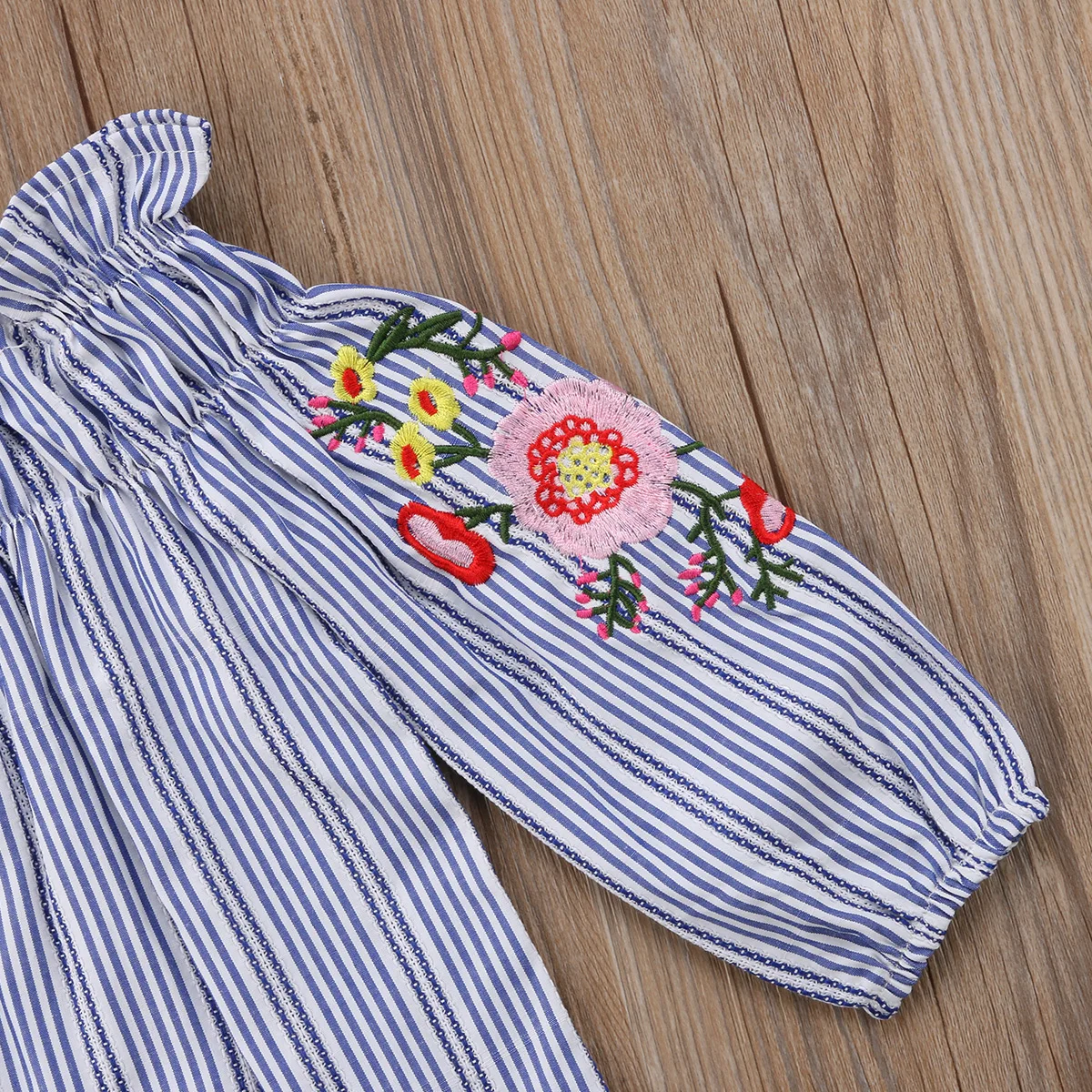 Повседневные блузки в полоску с цветочной вышивкой и открытыми плечами для