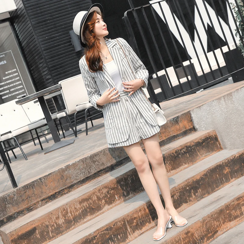 Женский костюм короткий в полоску на одной кнопке блейзер с высокой талией 2 шт.