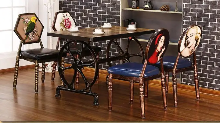 Стулья ретро и столы делают старый барный стол и стул. Гостиничный стол и стул
